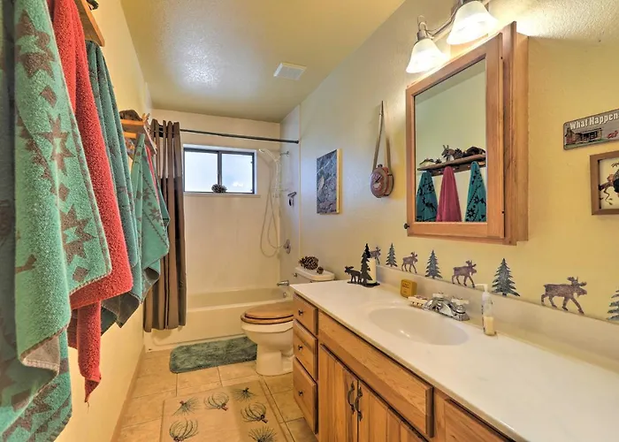 Rustic W/ Deck ~ 4 Mi To Old Town Flagstaff! Casa vacanze Flagstaff