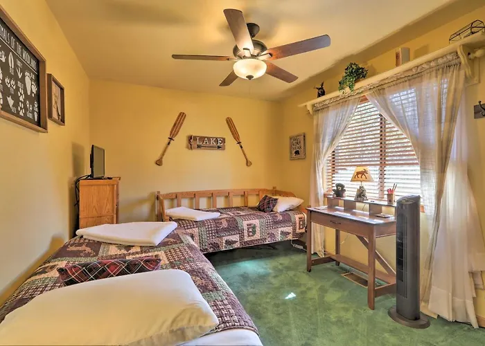 Rustic W/ Deck ~ 4 Mi To Old Town Flagstaff! *