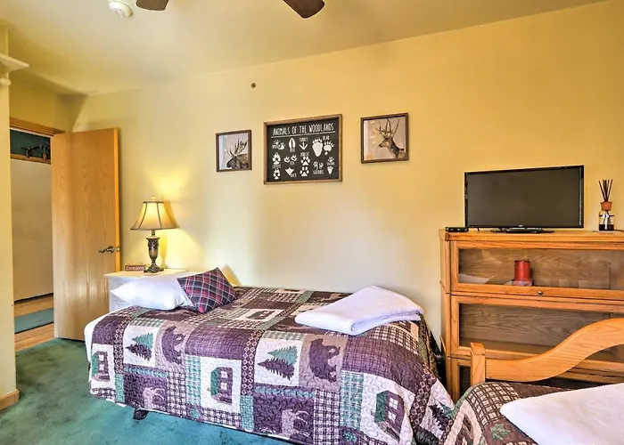 Rustic W/ Deck ~ 4 Mi To Old Town Flagstaff! *